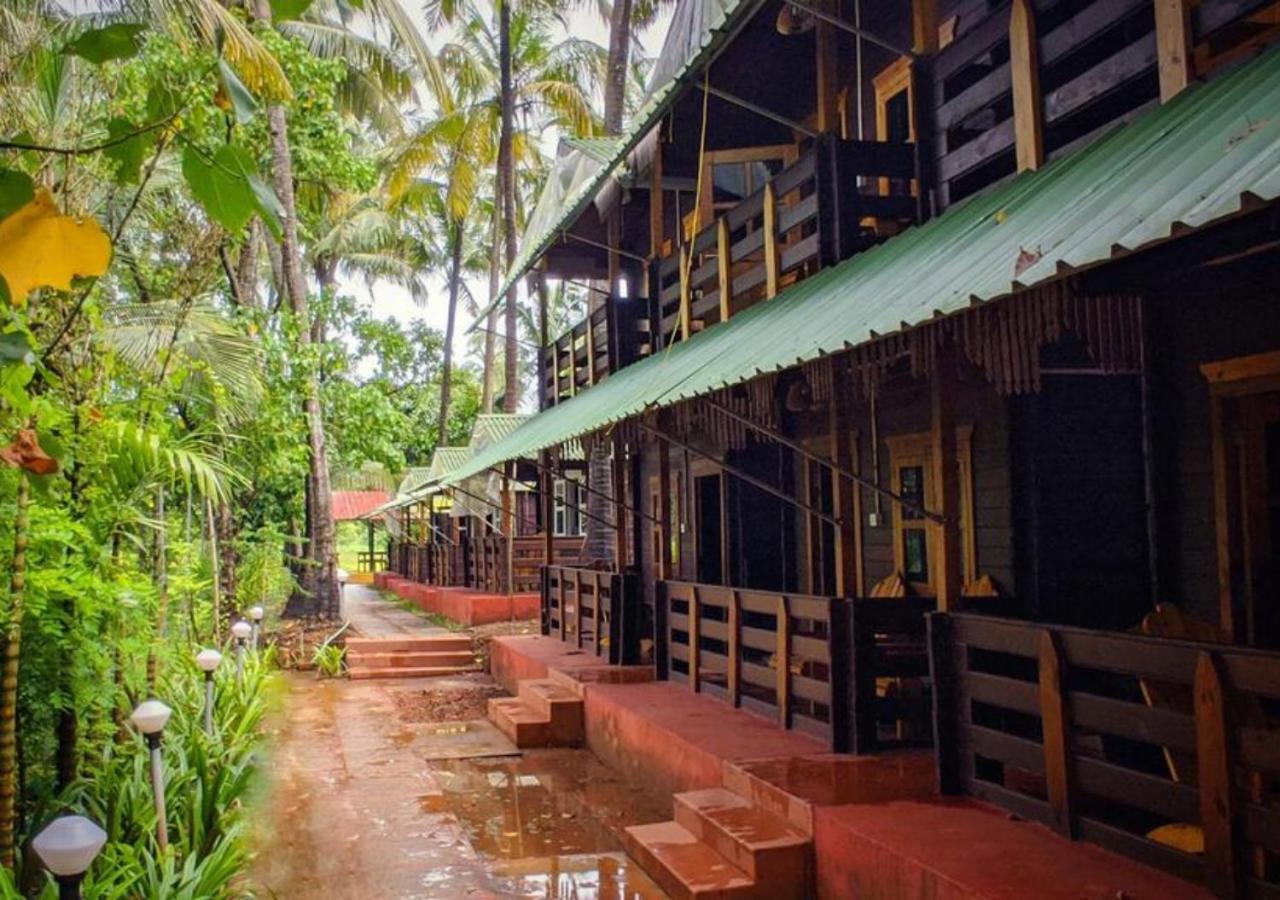 Lotus Feet Beach Resort Morjim Buitenkant foto