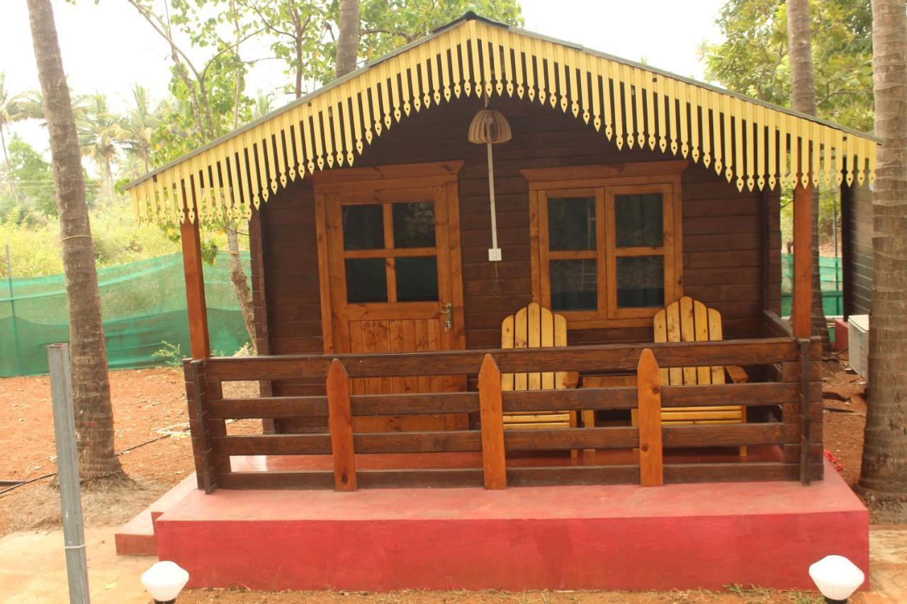 Lotus Feet Beach Resort Morjim Buitenkant foto