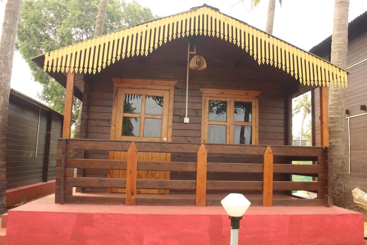 Lotus Feet Beach Resort Morjim Buitenkant foto