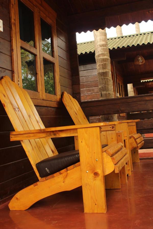 Lotus Feet Beach Resort Morjim Buitenkant foto