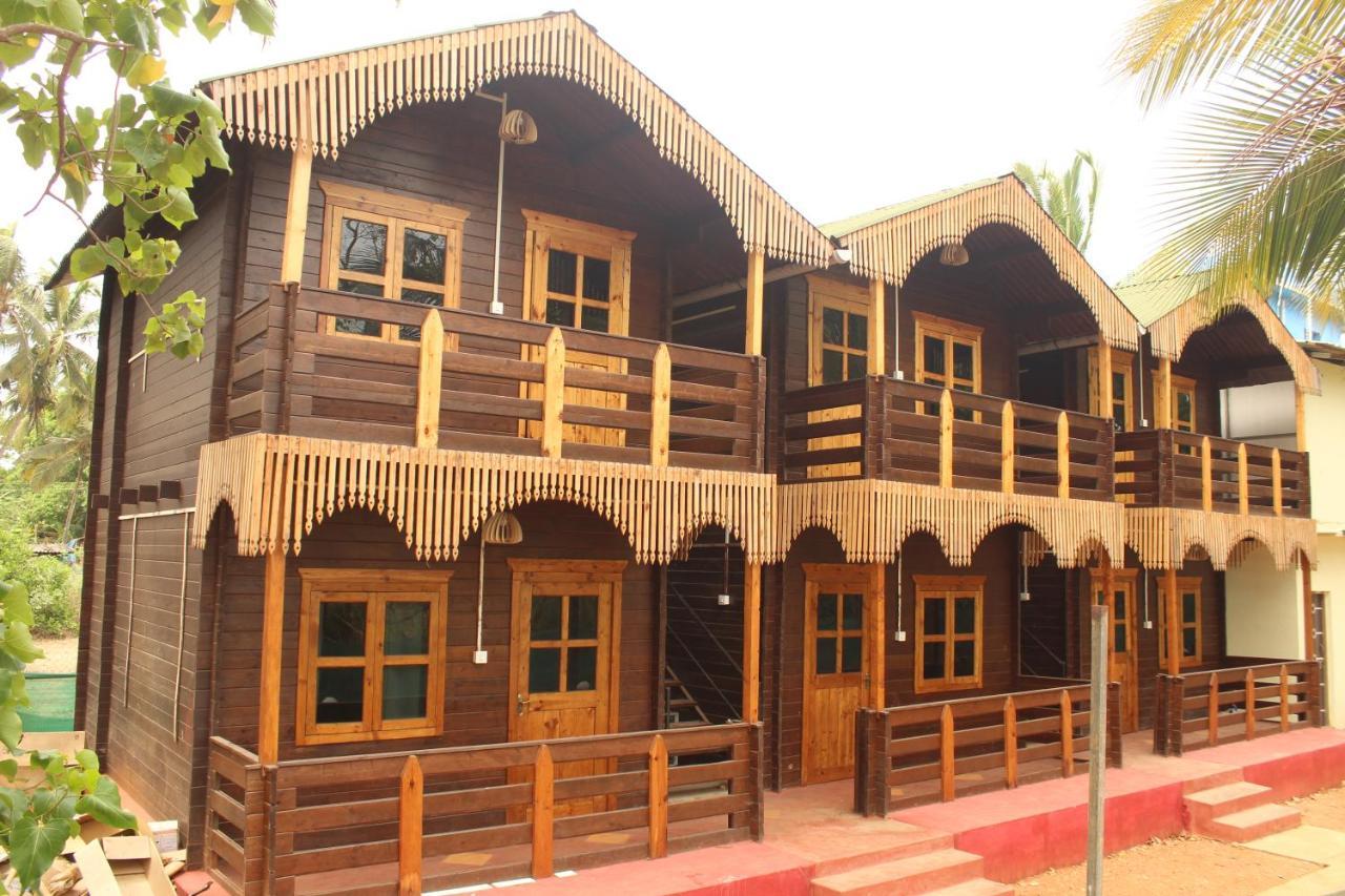 Lotus Feet Beach Resort Morjim Buitenkant foto