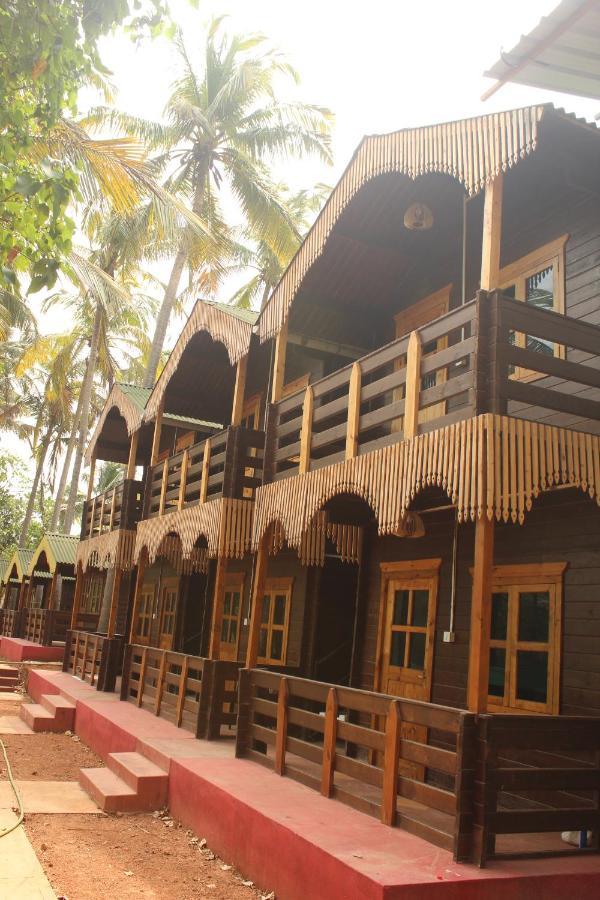 Lotus Feet Beach Resort Morjim Buitenkant foto