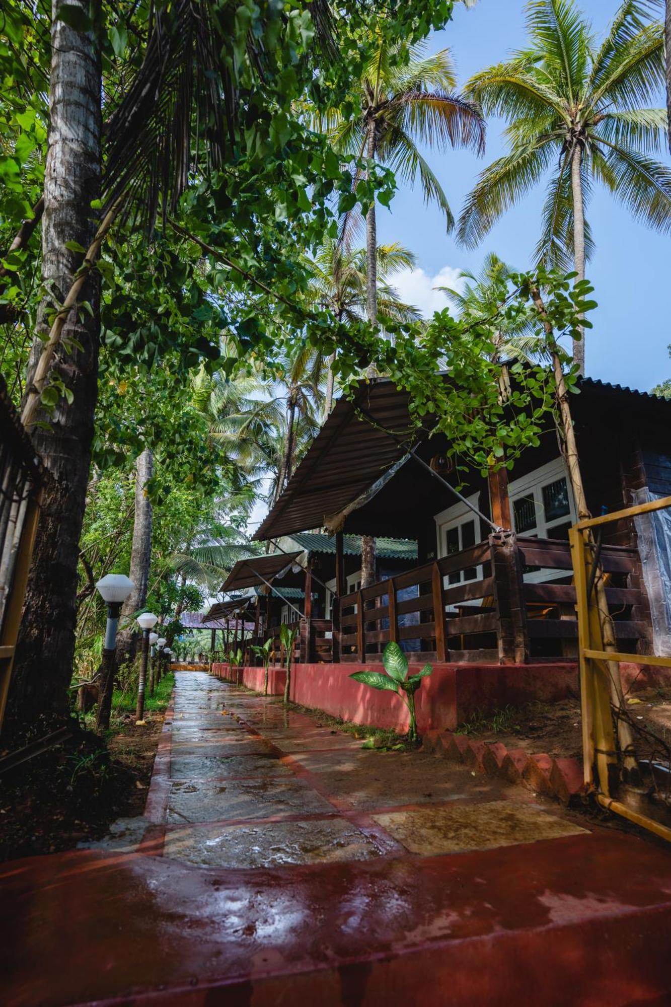 Lotus Feet Beach Resort Morjim Buitenkant foto