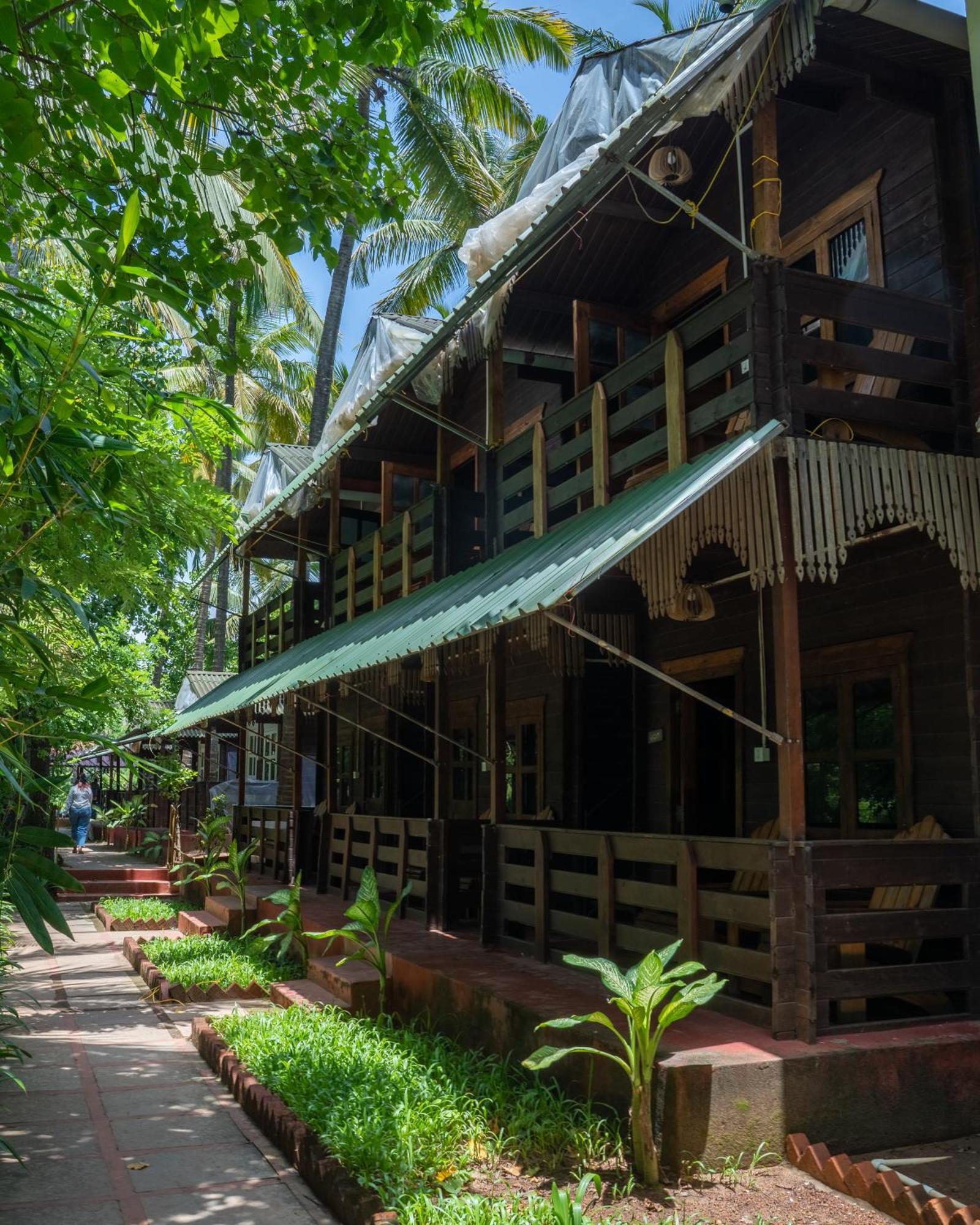 Lotus Feet Beach Resort Morjim Buitenkant foto